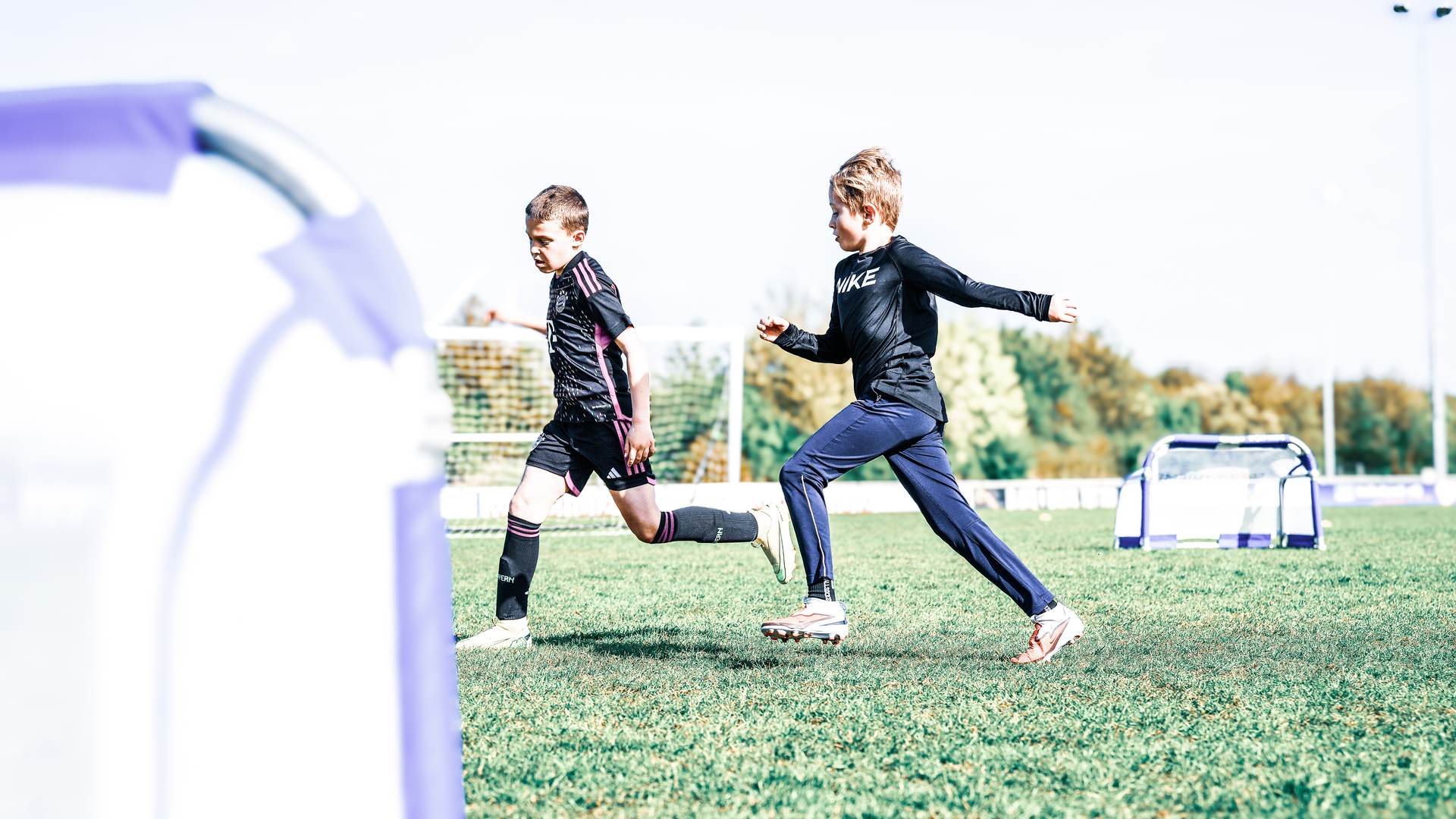 Zwei Kinder im Zweikampf um den Ball
