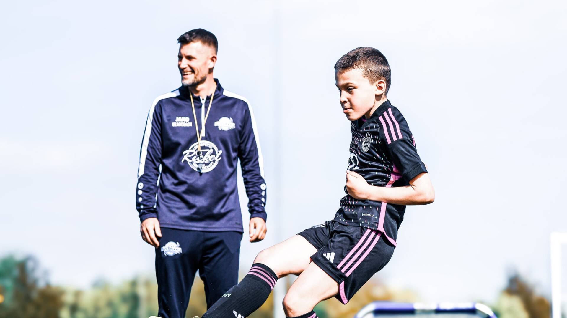 Individualtraining: Trainer und Kind auf dem Platz