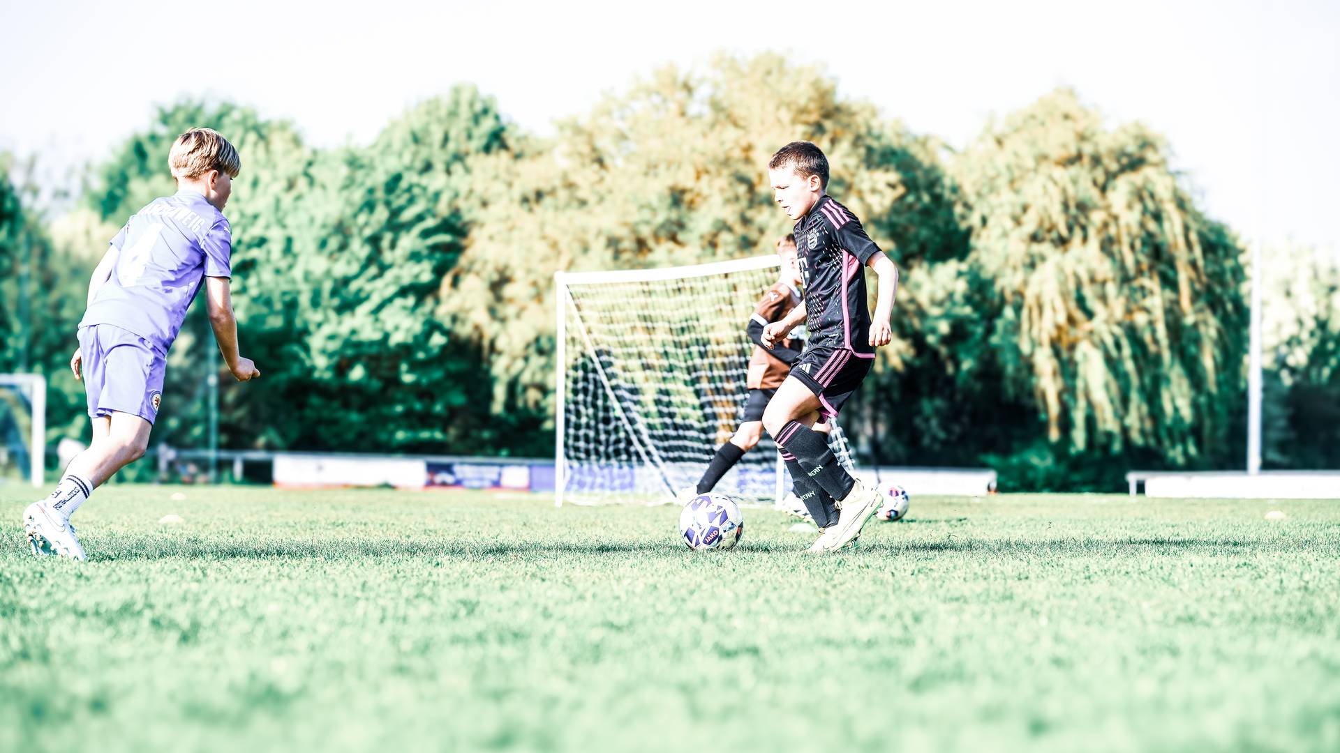 Kinder beim Fußballtraining vor dem Tor