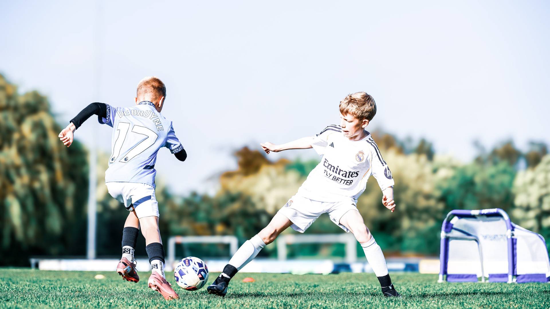 Performance-Training: zwei Kinder duellieren sich um den Ball